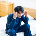 悩む男性
