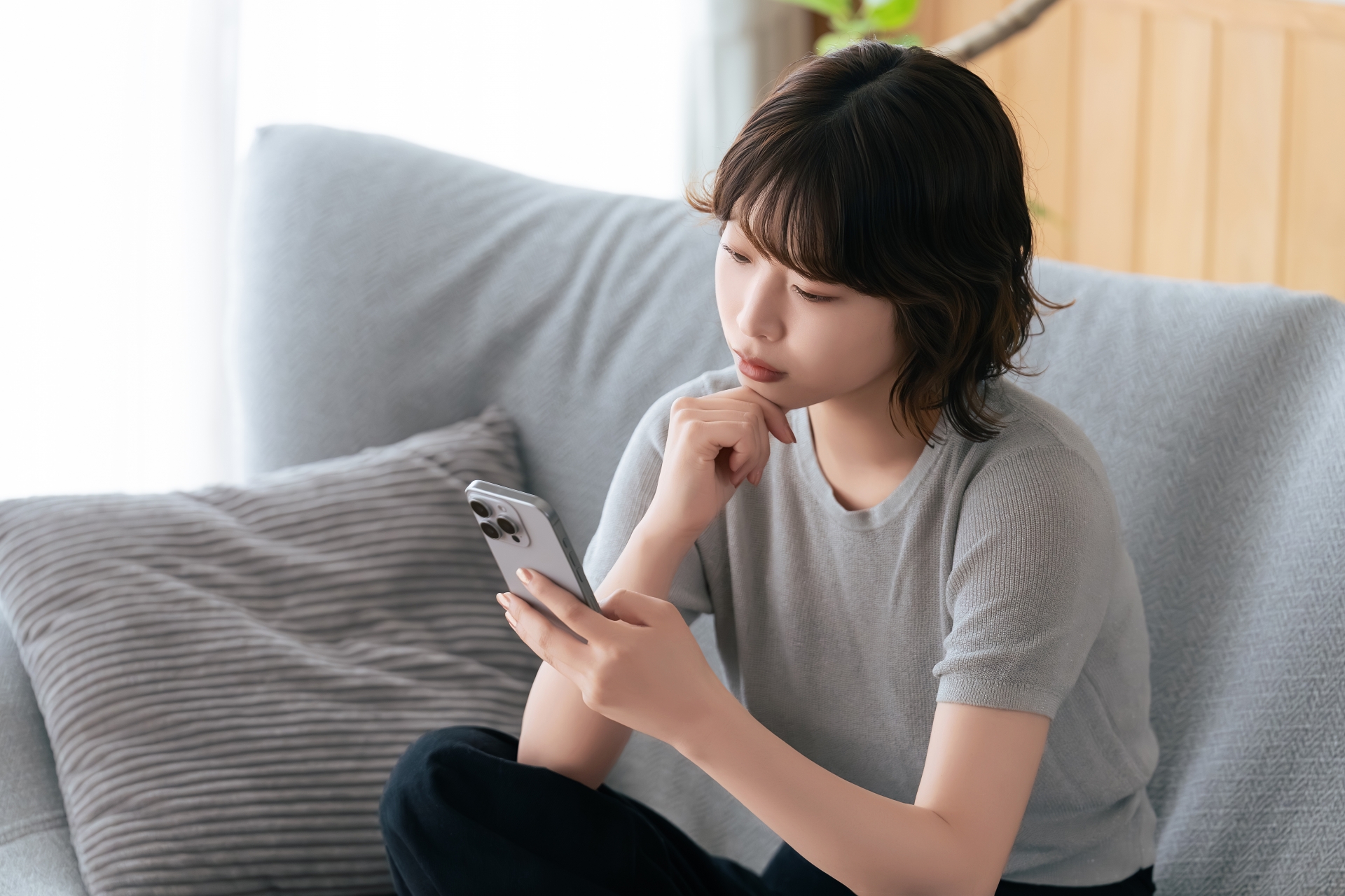 悩む女性