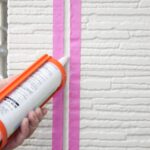 外壁のコーキング作業風景①