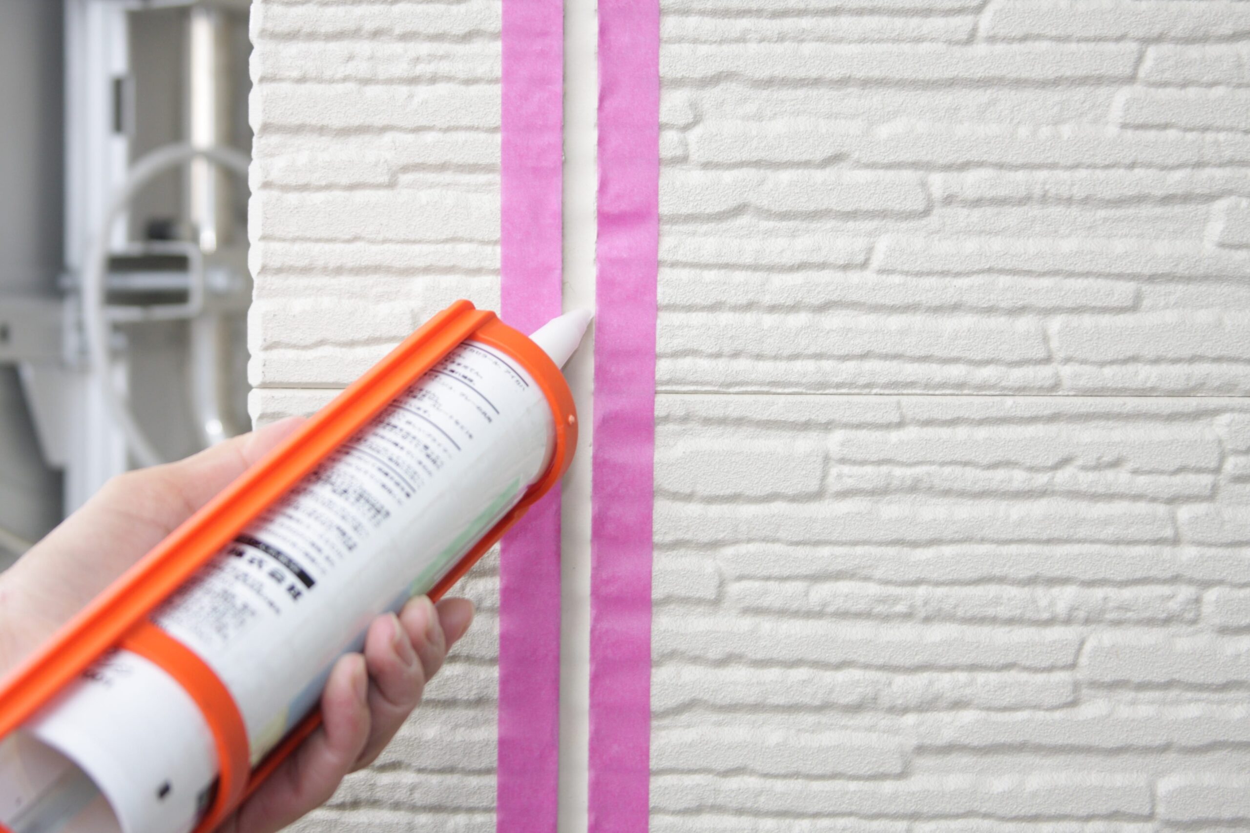 外壁のコーキング作業風景①