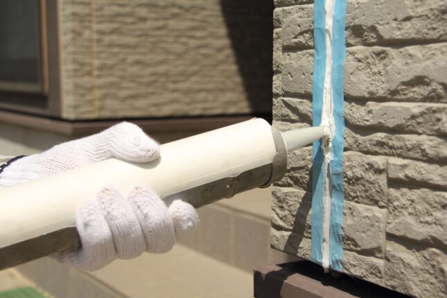 外壁のコーキング作業風景②